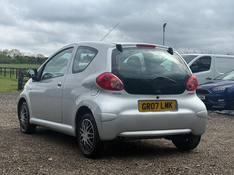 Begagnad Toyota Aygo 54 HK (39 kW) 2007 Silver Halvkombi