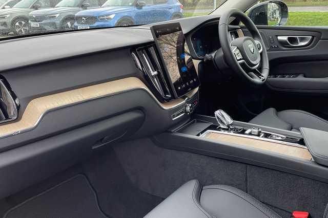 Used Volvo XC60 Plus 345 HP (253 kW) 2025 Red SUV