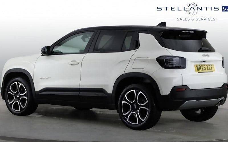 Begagnad Jeep Avenger Summit 101 HK (74 kW) 2025 Svart SUV