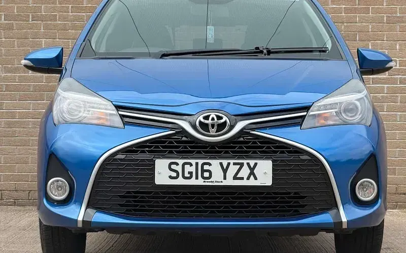 Used Toyota Yaris Design 99 HP (72 kW) 2016 Blue Hatchback
