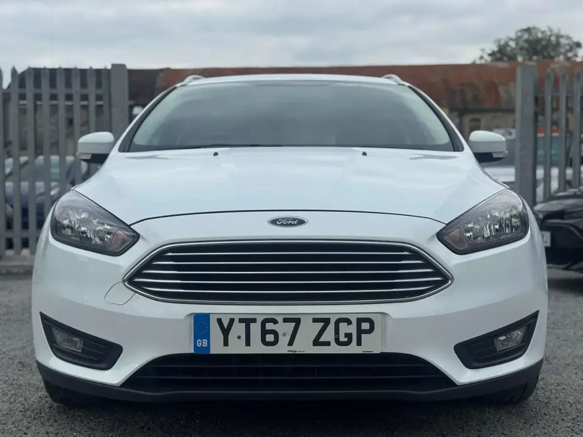 Begagnad Ford Focus Zetec 120 HK (88 kW) 2017 Vit Kombi