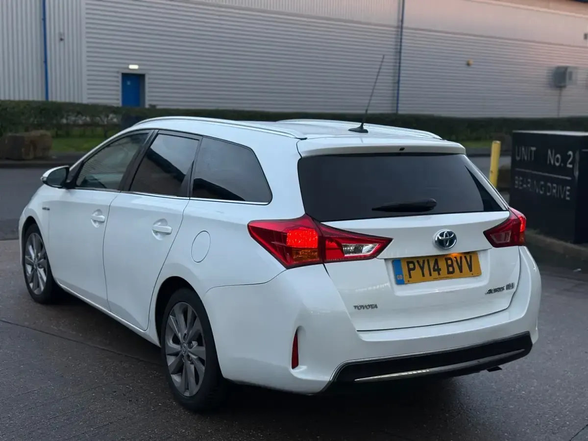 Used Toyota Auris Hybrid 2014 White Estate