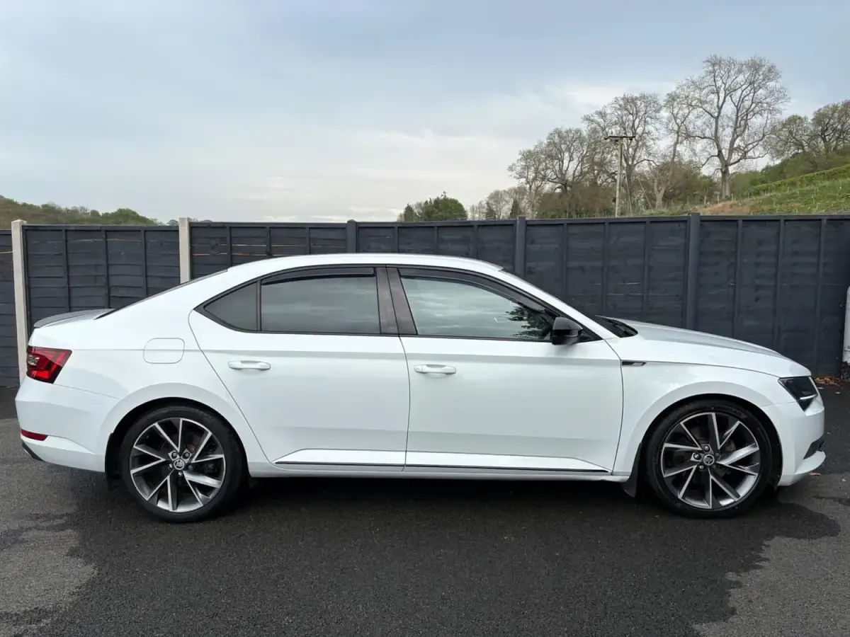 Gebraucht Skoda Superb SportLine 190 PS (139 kW) 2017 Weiß Kleinwagen