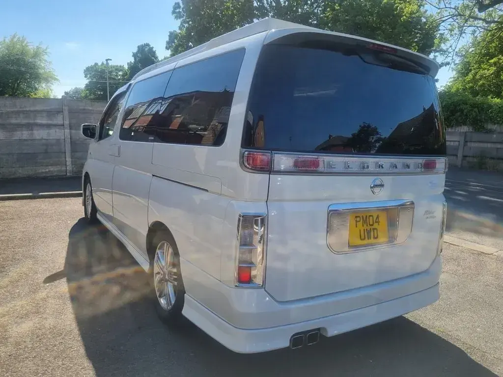 Used Nissan Elgrand 240 HP (176 kW) 2004 White MPV