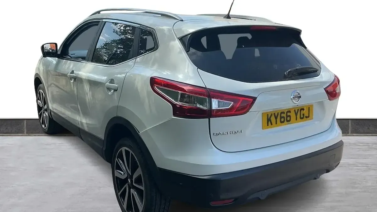 Used Nissan Qashqai Tekna 130 HP (95 kW) 2016 White SUV