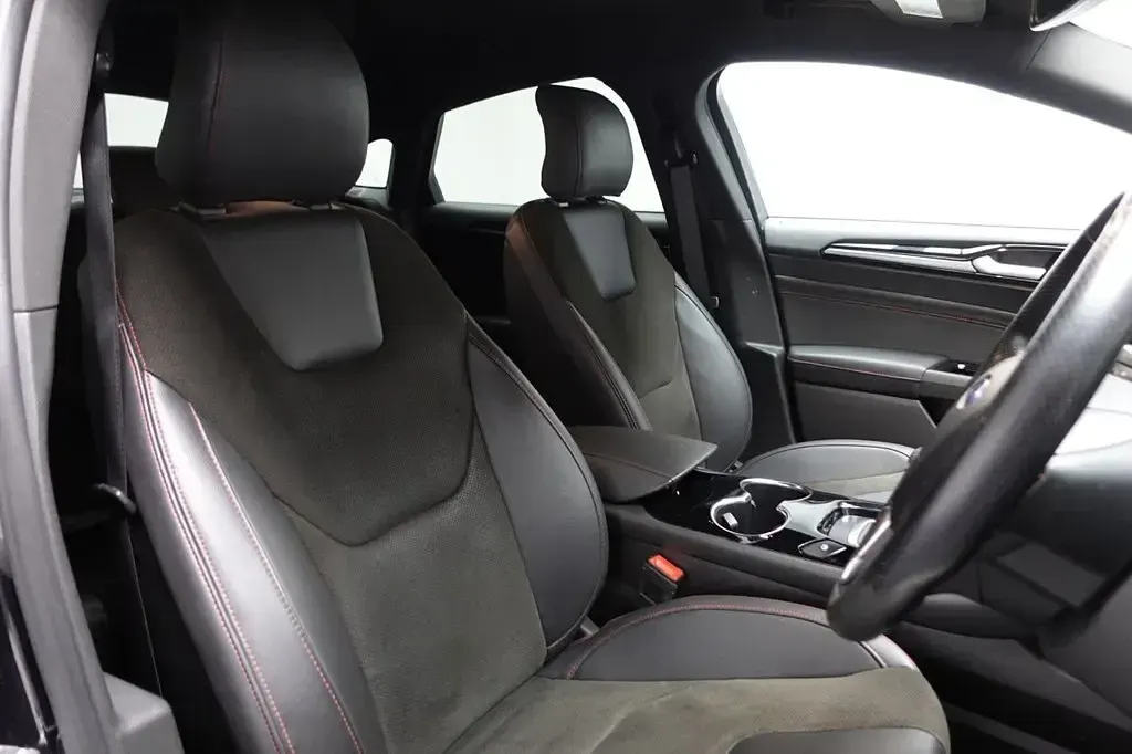 Usado Ford Mondeo ST-Line 150 HP (110 kW) 2021 Preto Citadino