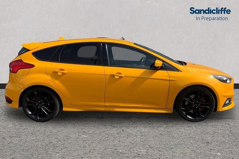 Used Ford Focus ST 250 HP (183 kW) 2017 Tangerine scream (exclusive colour) Hatchback