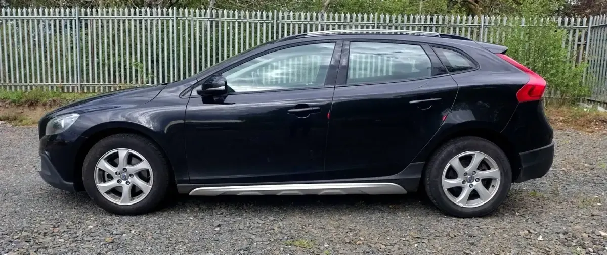 Käytetty Volvo V40 SE 2014 Musta Viistoperä