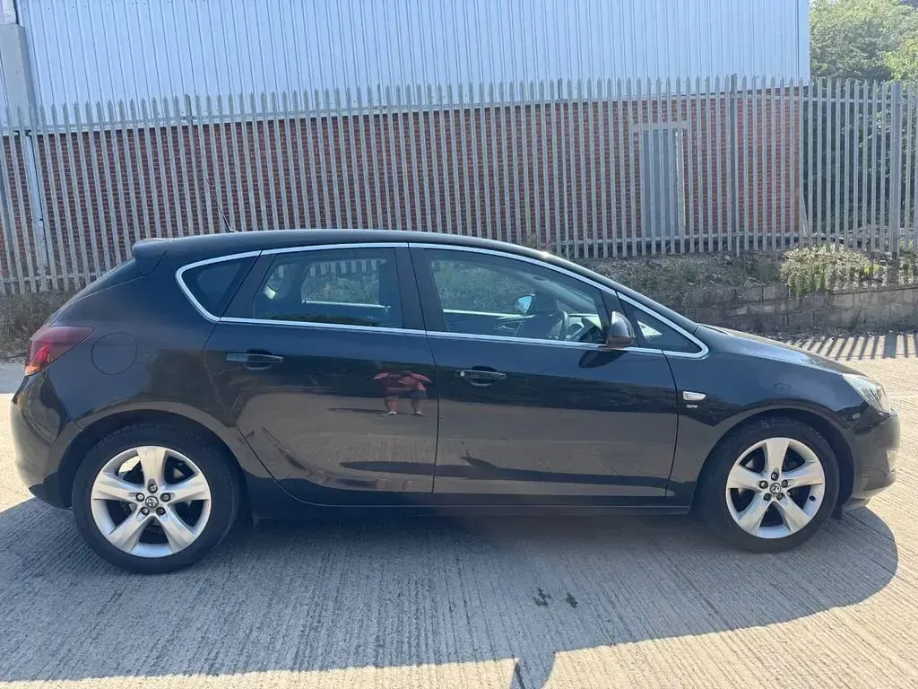 Used Vauxhall Astra SRi 115 HP (84 kW) 2012 Black Hatchback