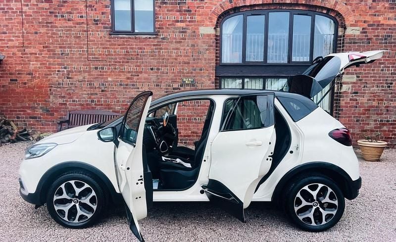 Used Renault Captur Dynamique 90 HP (66 kW) 2017 Cream SUV