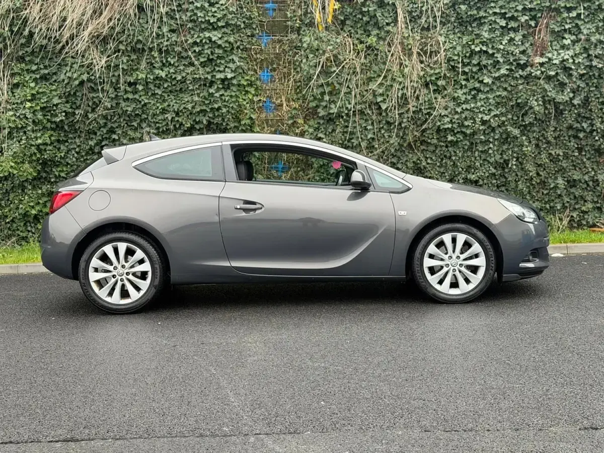 Second-hand Vauxhall Astra GTC SRi 165 CP (121 kW) 2014 Gri Hatchback