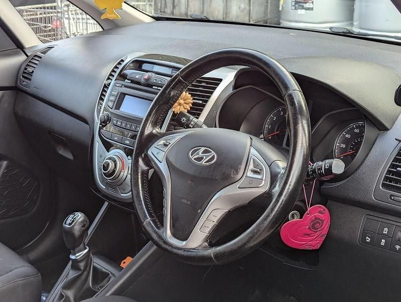 Used Hyundai ix20 SE 90 HP (66 kW) 2017 White Hatchback