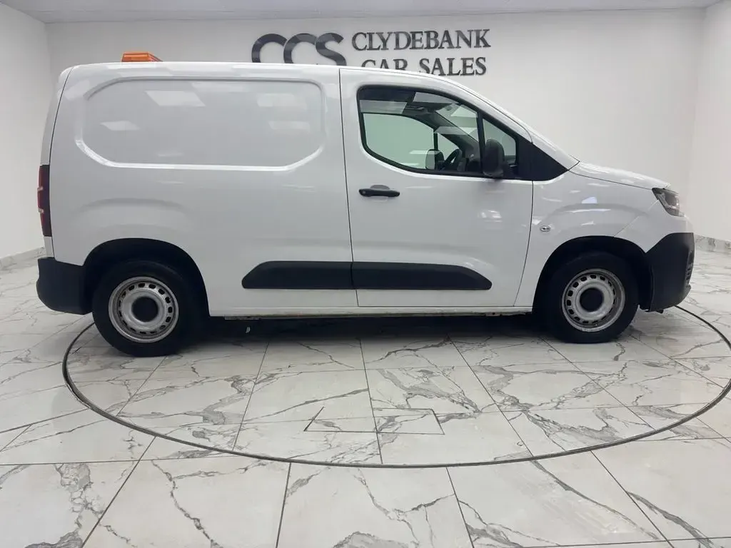 Used Citroën Berlingo 75 HP (55 kW) 2021 White MPV