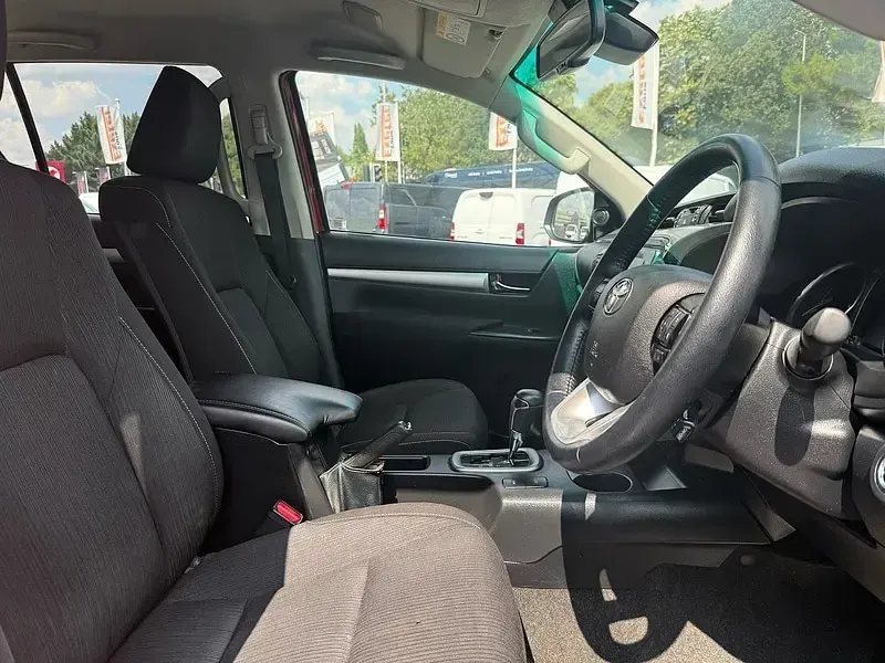 Used Toyota HiLux 201 HP (147 kW) 2022 Red Pickup