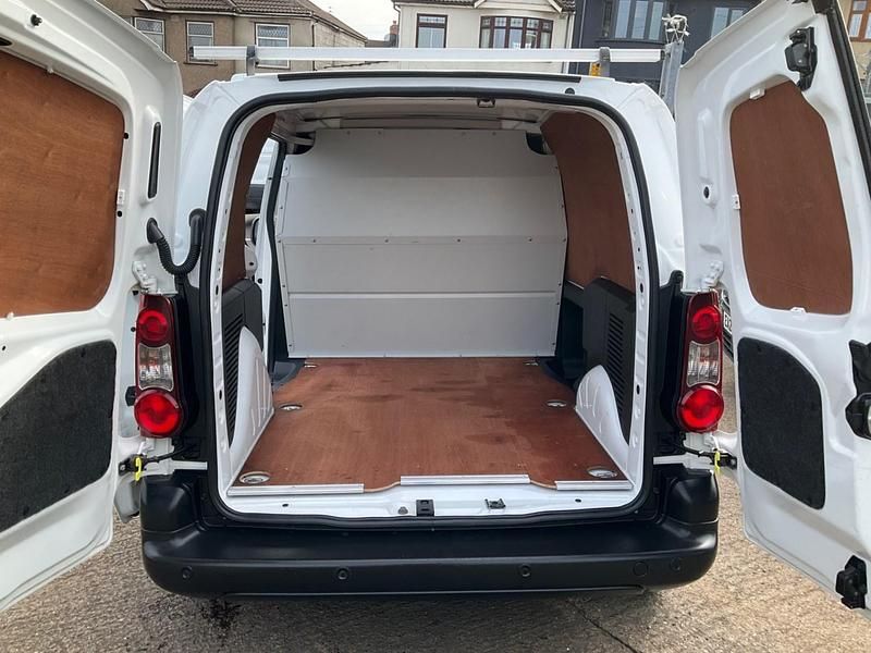 Used Citroën Berlingo 75 HP (55 kW) 2017 White MPV