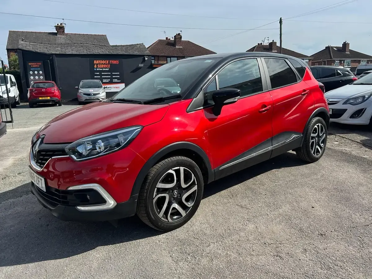 Used Renault Captur Iconic 90 HP (66 kW) 2018 Red/black SUV