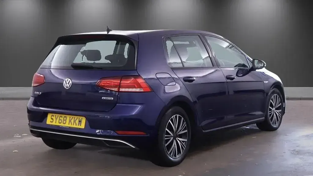 Used VW Golf VII SE 130 HP (95 kW) 2018 Blue Hatchback