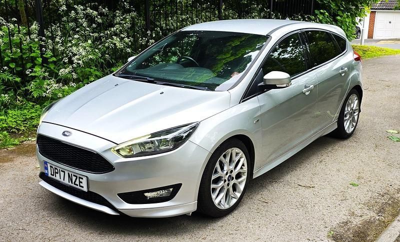 Used Ford Focus ST-Line 125 HP (91 kW) 2017 Silver Hatchback