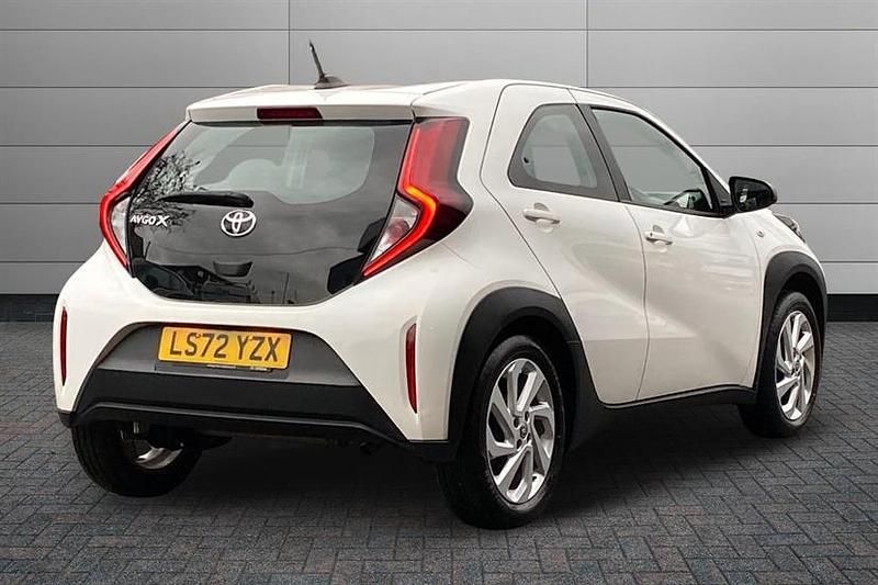 Used Toyota Aygo X PURE 72 HP (52 kW) 2022 White SUV