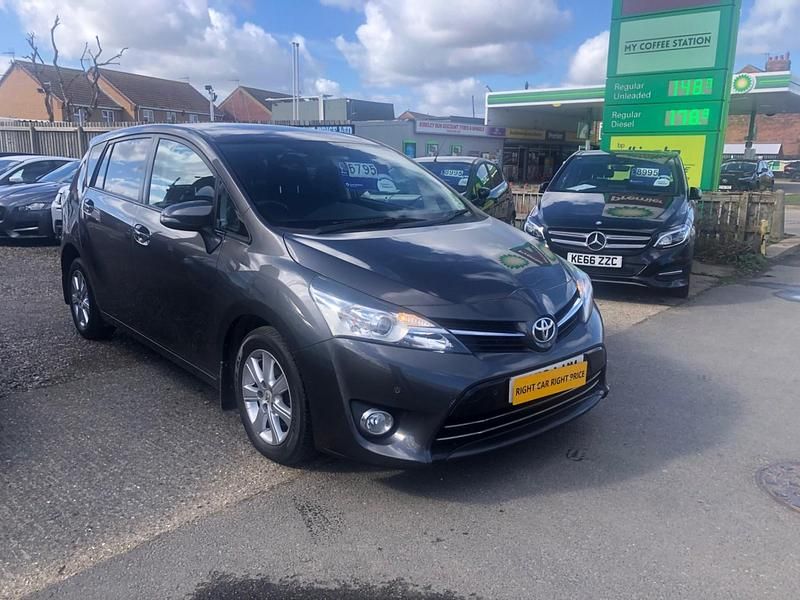 Used Toyota Verso 112 HP (82 kW) 2016 Grey MPV