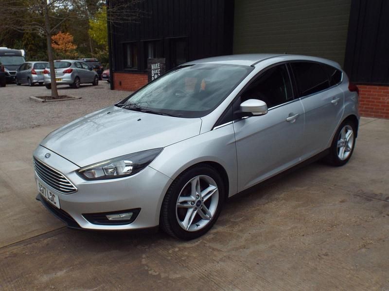 Used Ford Focus Zetec 120 HP (88 kW) 2017 Silver Hatchback