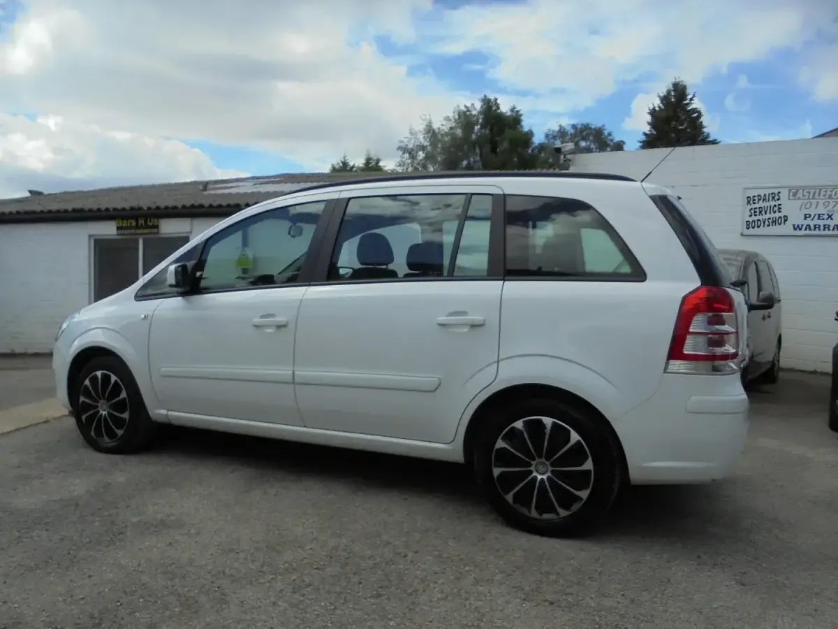 Used Vauxhall Zafira 2013 White MPV
