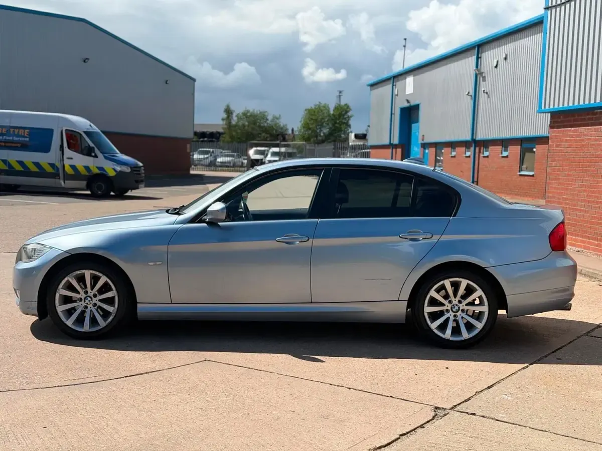 Used BMW 318 2009 Blue Sedan