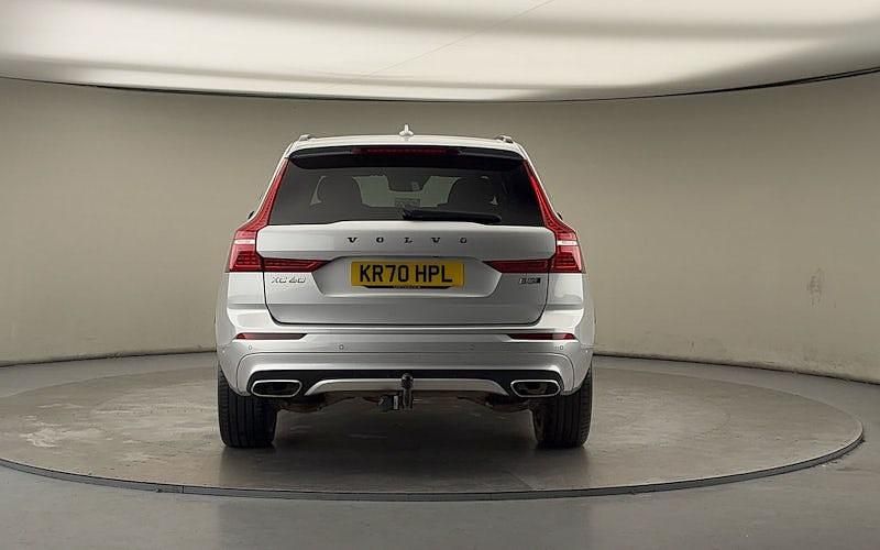 Usado Volvo XC60 R-Design Pro 235 HP (172 kW) 2020 Prateado SUV