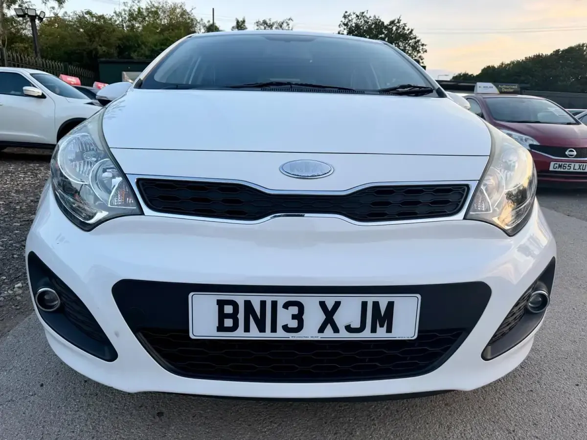 Used Kia Rio 84 HP (61 kW) 2013 White Hatchback