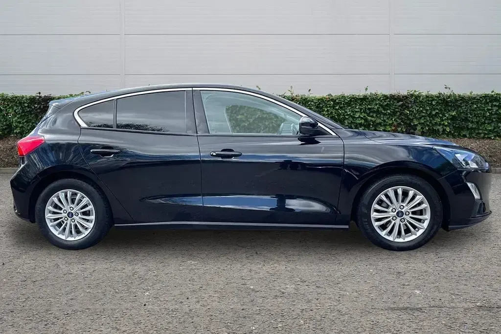 Begagnad Ford Focus Titanium 2019 Svart Halvkombi