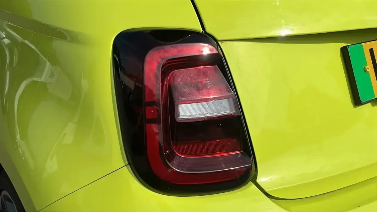 Usado Abarth 500e Turismo 112 kW (153 HP) 2024 Verde Citadino