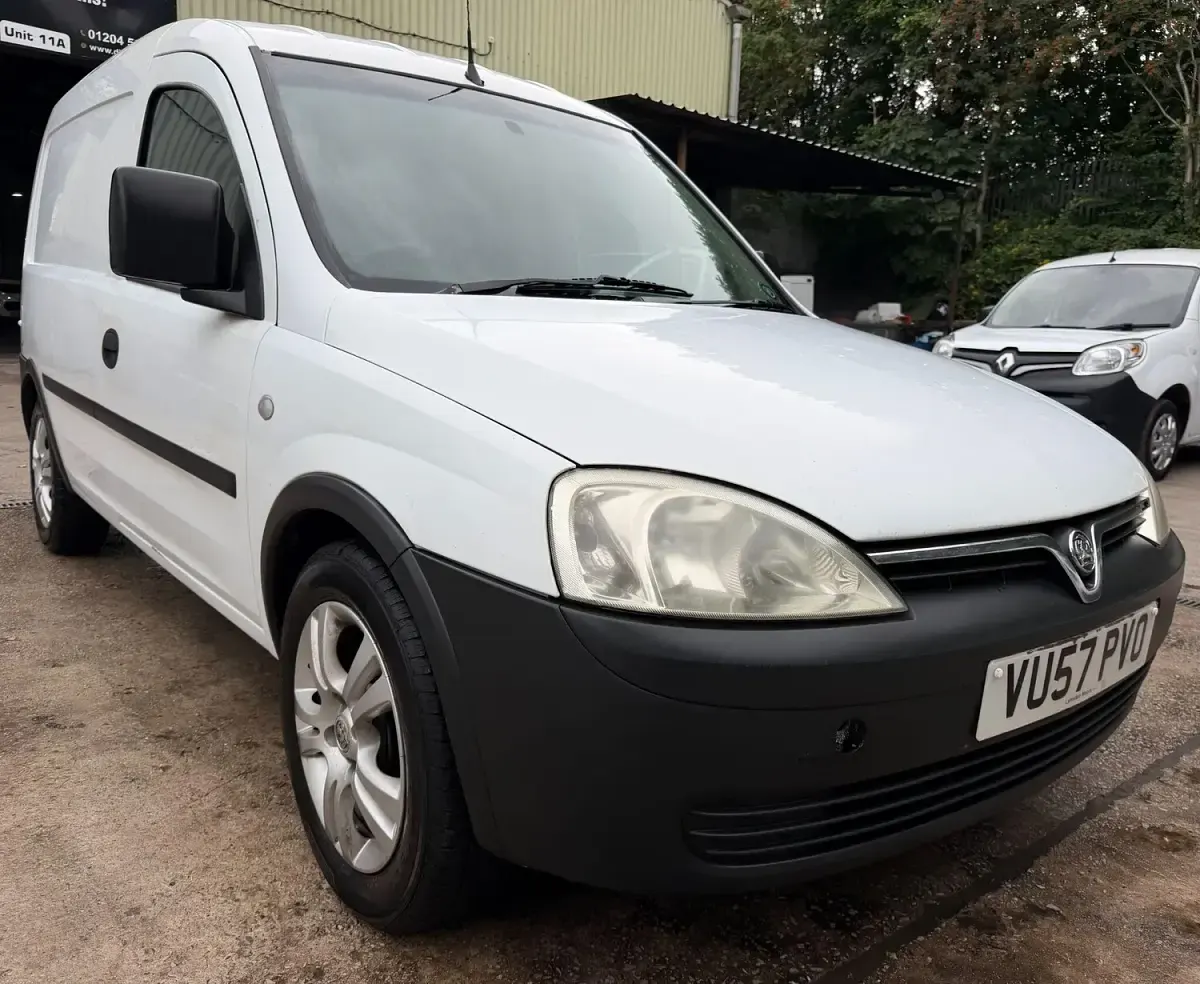 Used Vauxhall Combo 75 HP (55 kW) 2007 White MPV
