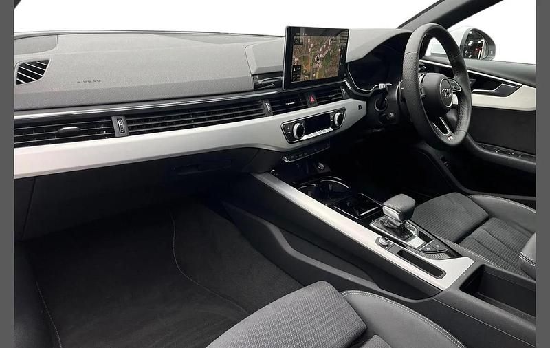 Used Audi A4 S-Line 200 HP (147 kW) 2023 White Estate