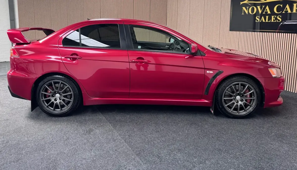 Used Mitsubishi Lancer 290 HP (213 kW) 2011 Red Sedan