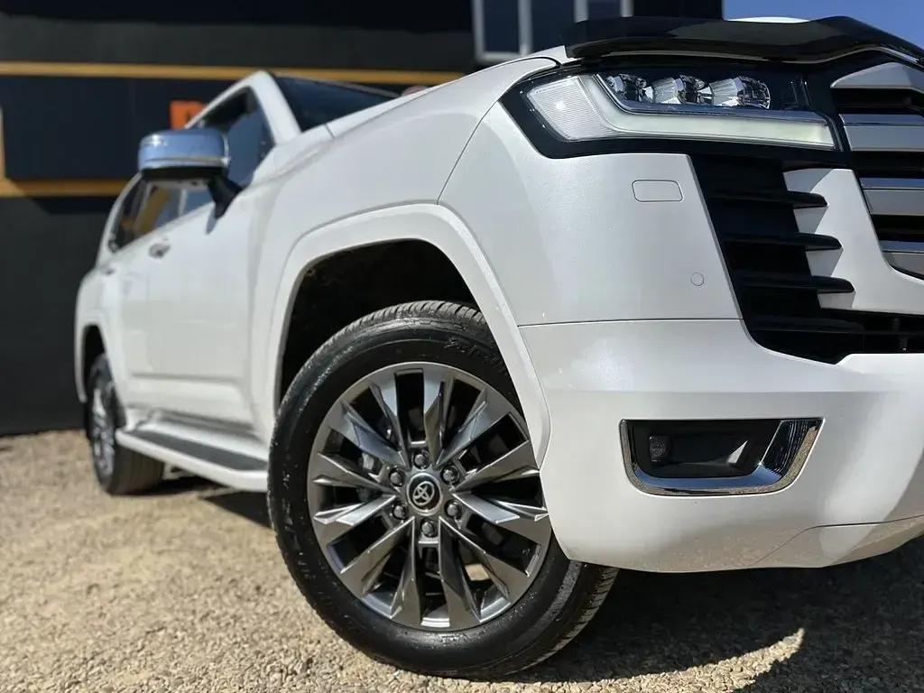 Used Toyota Land Cruiser 309 HP (227 kW) 2024 White