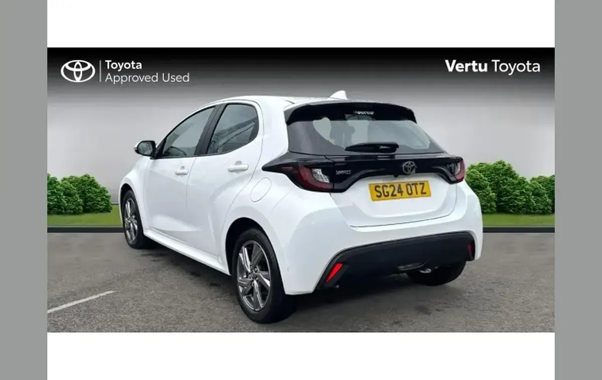 Used Toyota Yaris 116 HP (85 kW) 2024 White Hatchback