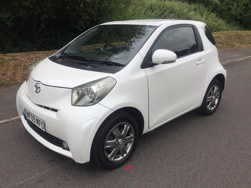 Used Toyota iQ 68 HP (50 kW) 2009 White Hatchback