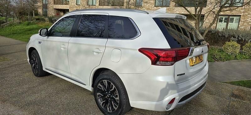 Used Mitsubishi Outlander P-HEV 2017 White Estate
