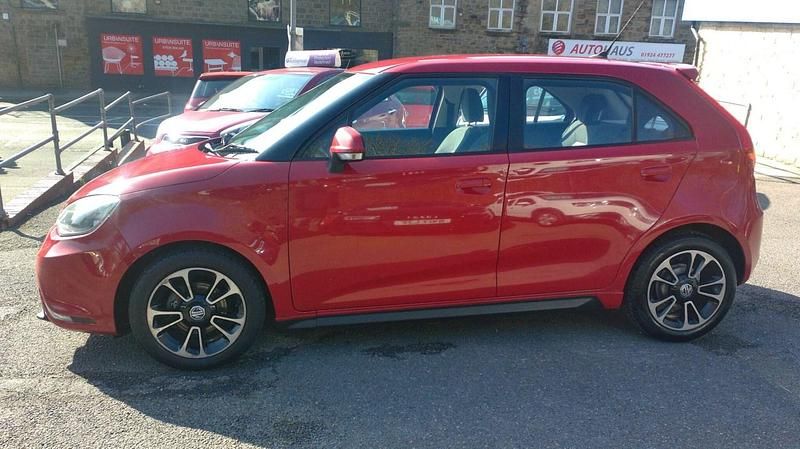 Usado MG MG3 106 CV (77 kW) 2015 Rojo Utilitario
