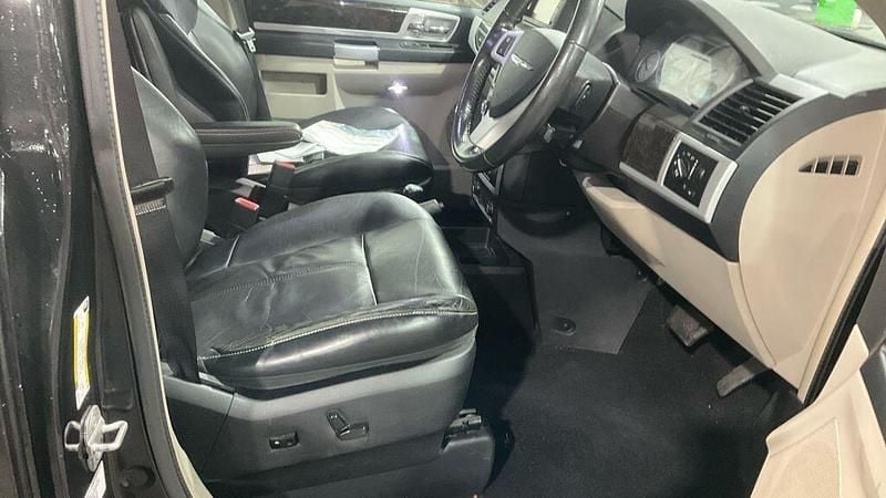 Used Chrysler Grand Voyager Limited 178 HP (130 kW) 2013 Black MPV