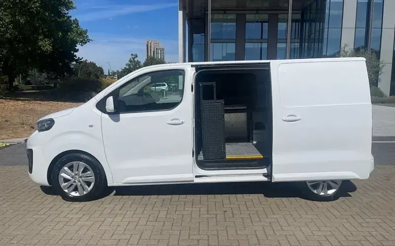 Used Peugeot Expert S 180 HP (132 kW) 2021 White Van