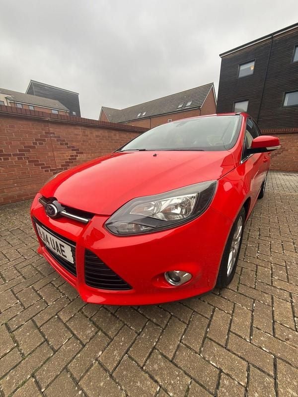 Used Ford Focus Titanium 105 HP (77 kW) 2014 Red Hatchback