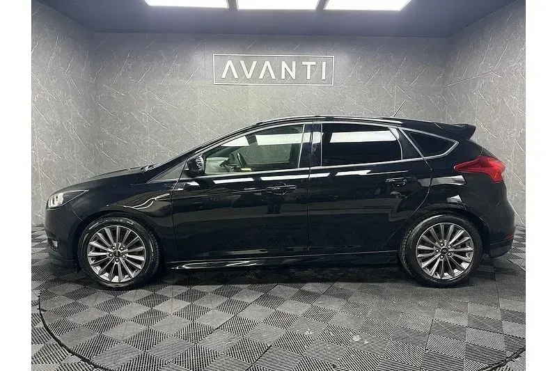 Second-hand Ford Focus ST-Line X 140 CP (102 kW) 2017 Negru Hatchback