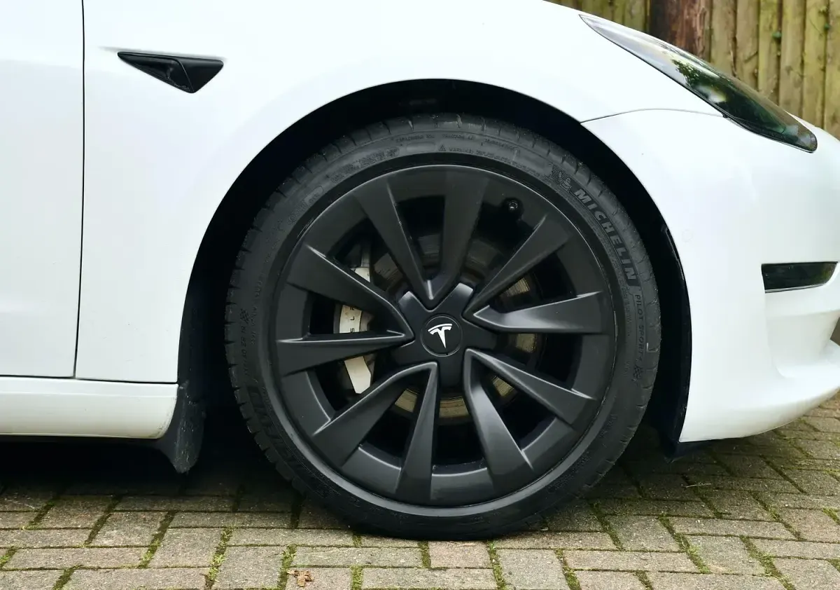Used Tesla Model 3 Long Range AWD 82 kW (112 HP) 2021 White Sedan