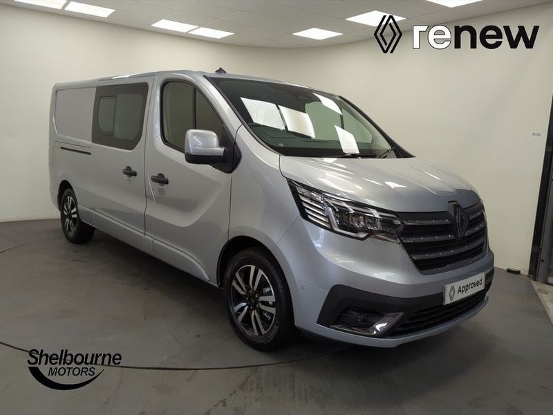 Metallic highland grey New 2025 Renault Trafic Van | £27,521 - Image 1/4