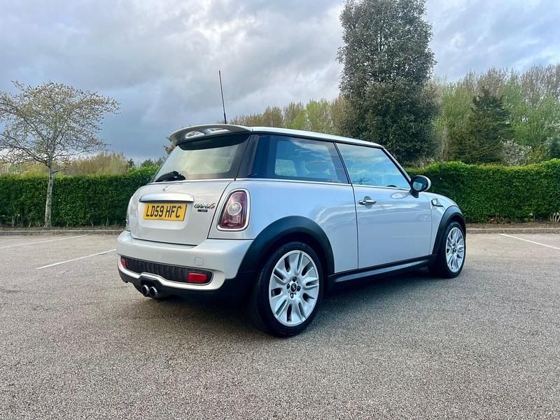 Begagnad Mini Cooper S Hatch 175 HK (128 kW) 2009 Silver Halvkombi