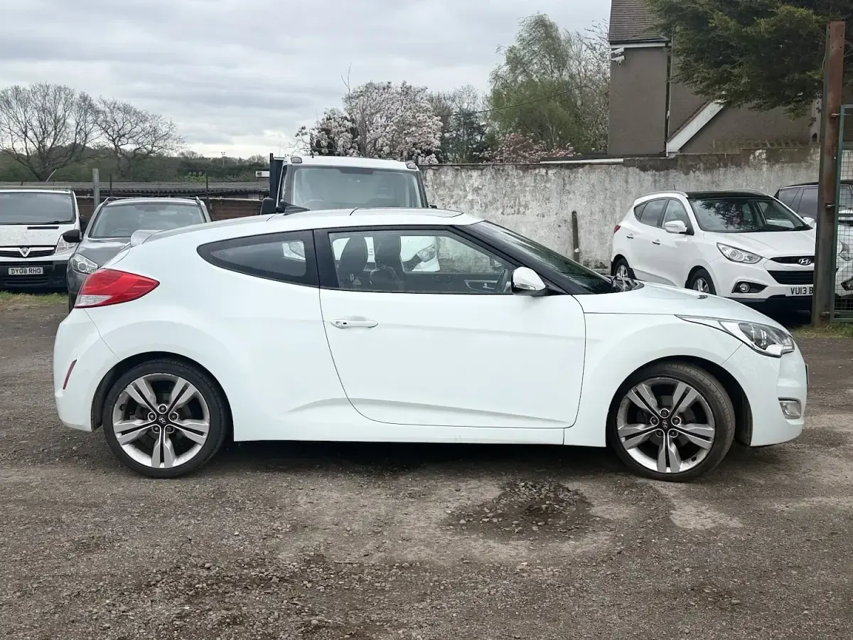 Used Hyundai Veloster Sport 140 HP (102 kW) 2012 White Hatchback