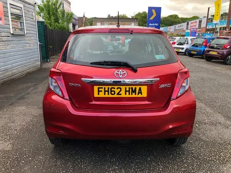 Używany Toyota Yaris 99 KM (72 kW) 2012 Czerwony Hatchback