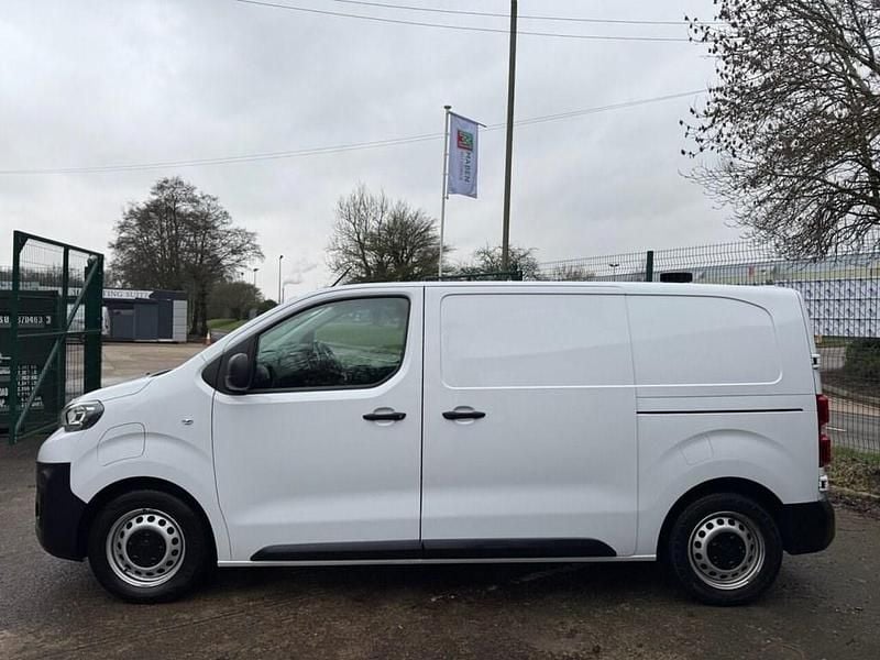 Used Peugeot e-Expert 100 kW (136 HP) 2022 White Van