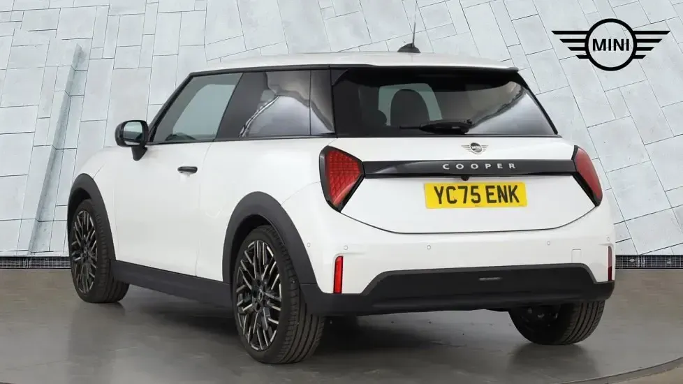 Used Mini Cooper Hatch 113 kW (154 HP) 2025 White Hatchback